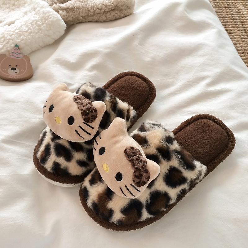 Hello Kitty zapatillas estampadas de leopardo interior de peluche de peluche de invierno anti-deslizante calentamiento al por mayor zapatillas de algodón lindas