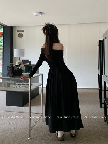 French one-shouldered white knitted long-sleeved dress for women in autumn, high-end waist, off-shoulder base dress