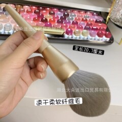 郭さんはブラシ袋を持ってきて、巨大で柔らかい粉を塗って、化粧ブラシを塗って、顔全体を携帯します。