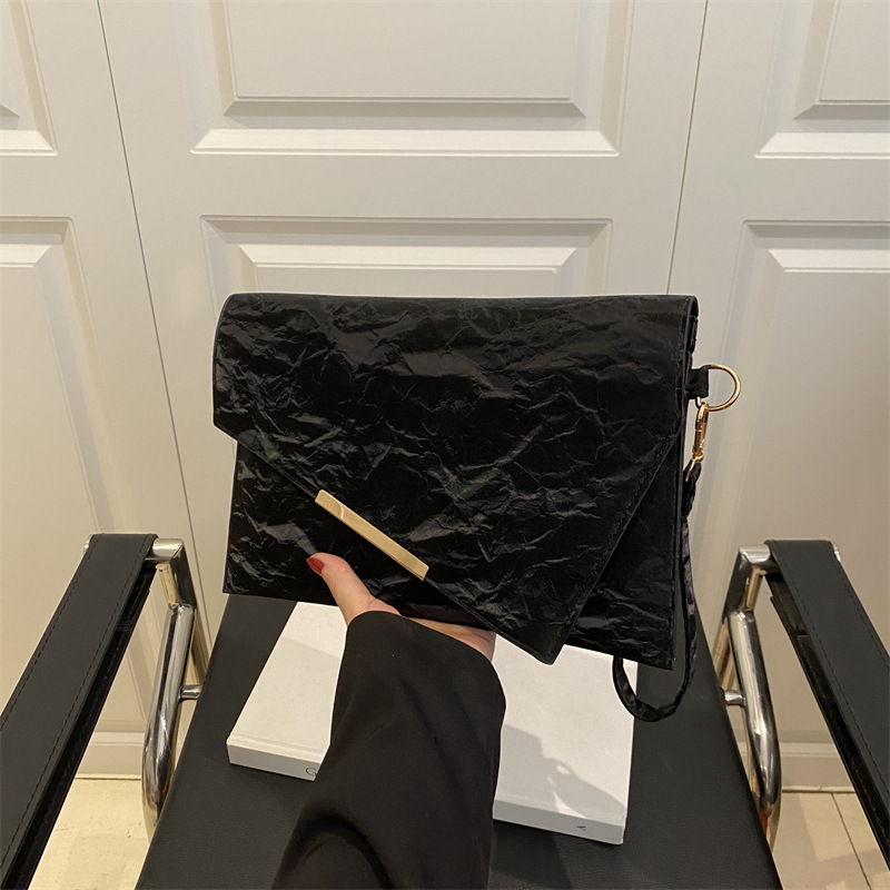 Bolso de alta calidad de diseño de nicho para mujer 2025 bolso de mano de hierro inclinado de estilo occidental salvaje bolso de sobre de moda bolso cuadrado pequeño