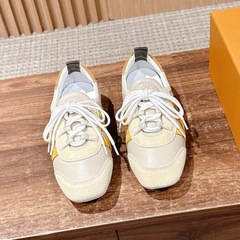 2025春夏の新型の徳訓靴の女性の本革の平底はカジュアルな板の靴を合わせて色の通気性の運動の白い靴の女性を配合します。