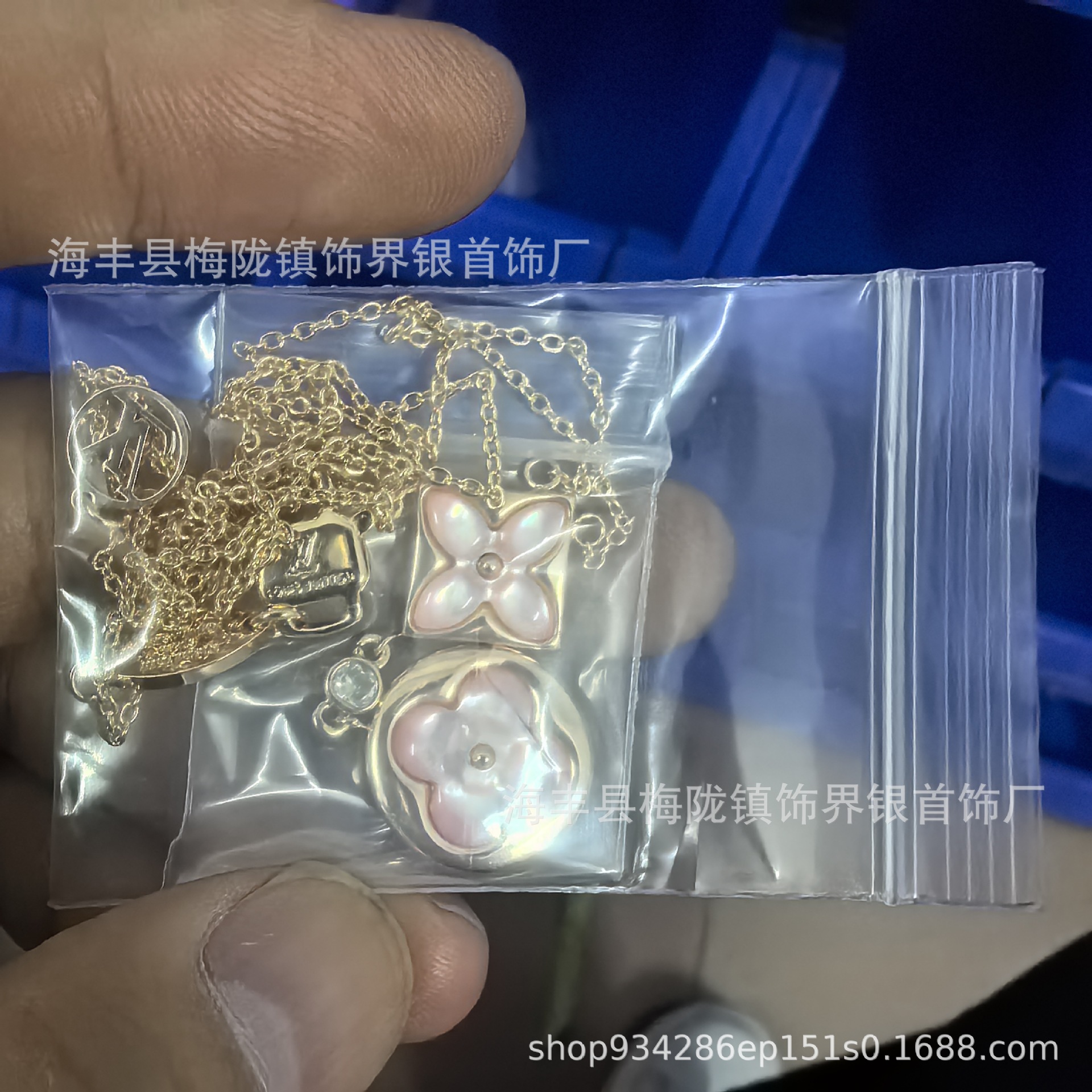 Donkey Familyの新作高級版四つ葉のクローバー五花ブレスレット、女性用18金メッキ、オールドフラワーパウダーシェルネックレス、アマゾナイトイヤリング