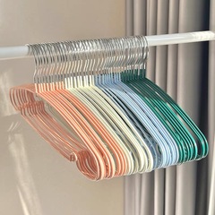 大人用プラスチックコーティングされた跡が残らない防風ハンガー、軽量で高級感のある厚みのある金属製家庭用ハンガー、滑り止め付き衣類ハンガー、肩の角がつきにくいハンガー