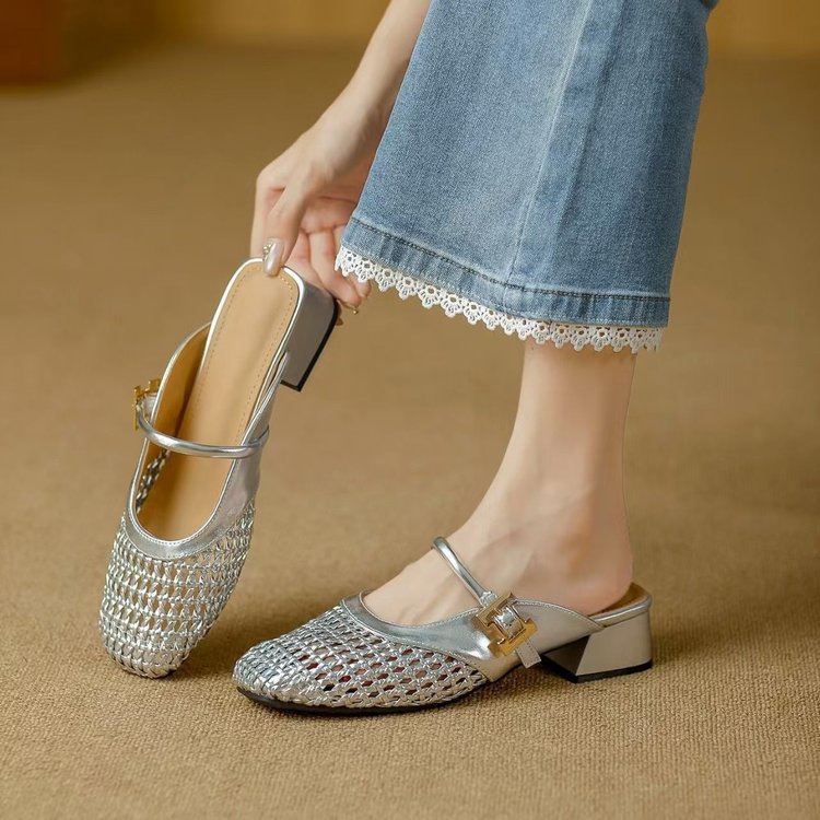 Baotou de talón grueso, Mary Jane, zapatillas para niños, vestido hueco con falda, verano de 2026, nuevas zapatillas frías.