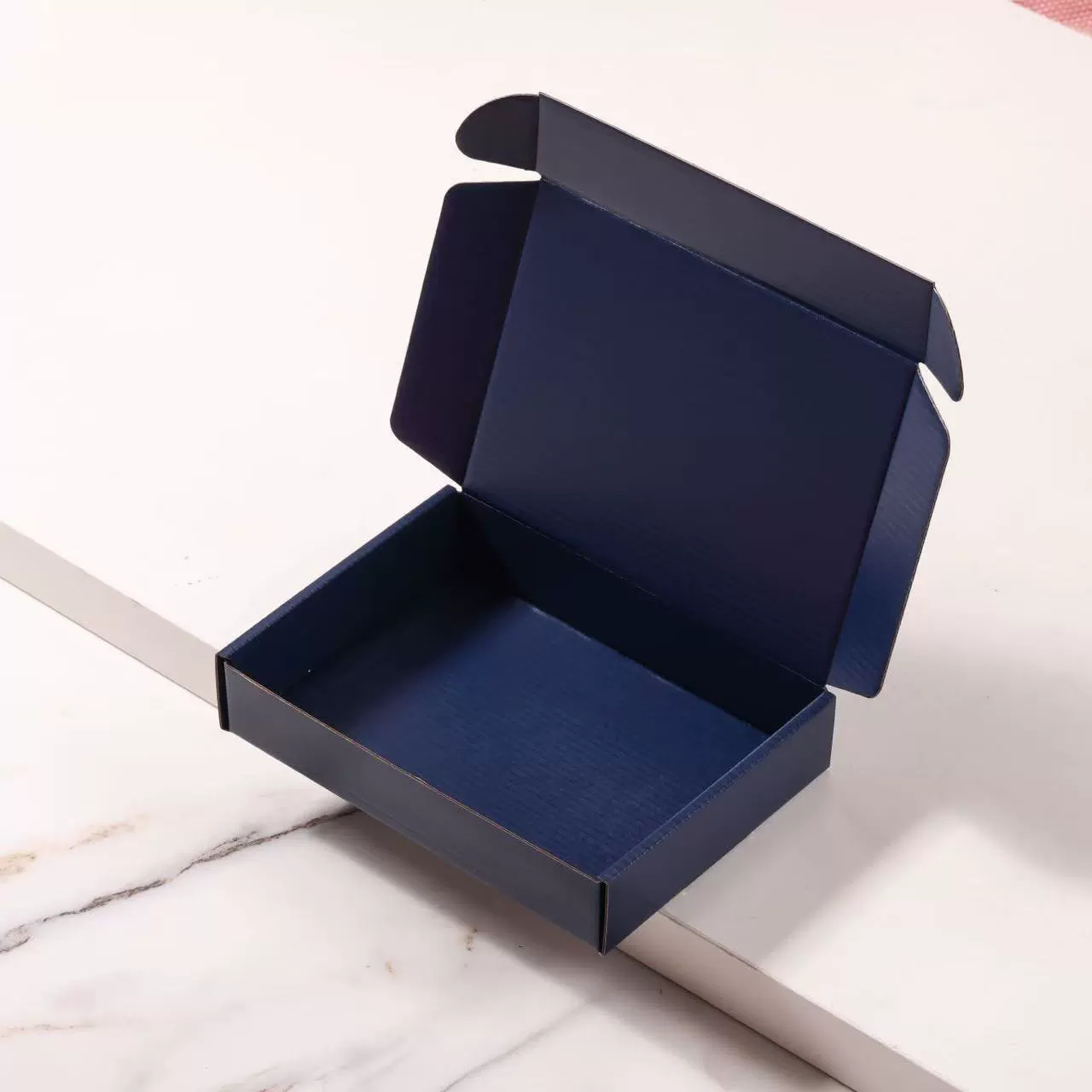Утолщение и высокое значение цвета темно-синяя летающая коробка спот ювелирные изделия упаковочная коробка курьерская коробка ювелирных изделий может быть напечатана с логотипом