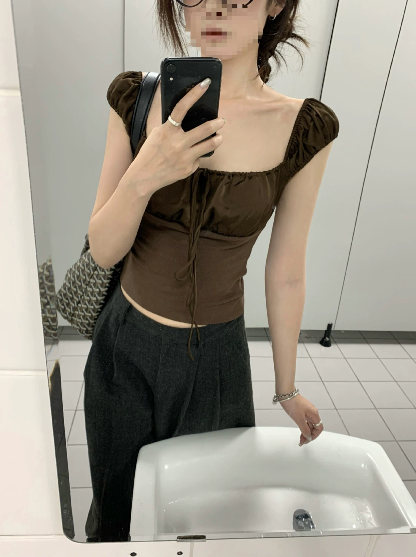 Французская ретро-коричневая футболка с квадратным вырезом и короткими рукавами для женщин, летний дизайн, тонкий короткий сексуальный топ на шнуровке