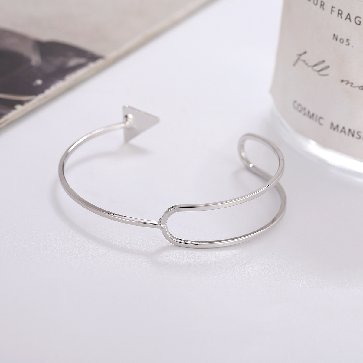 Moda europea y americana simple ahuecado triángulo flecha pulsera brillante doble apertura tridimensional pulsera mano joyería al por mayor