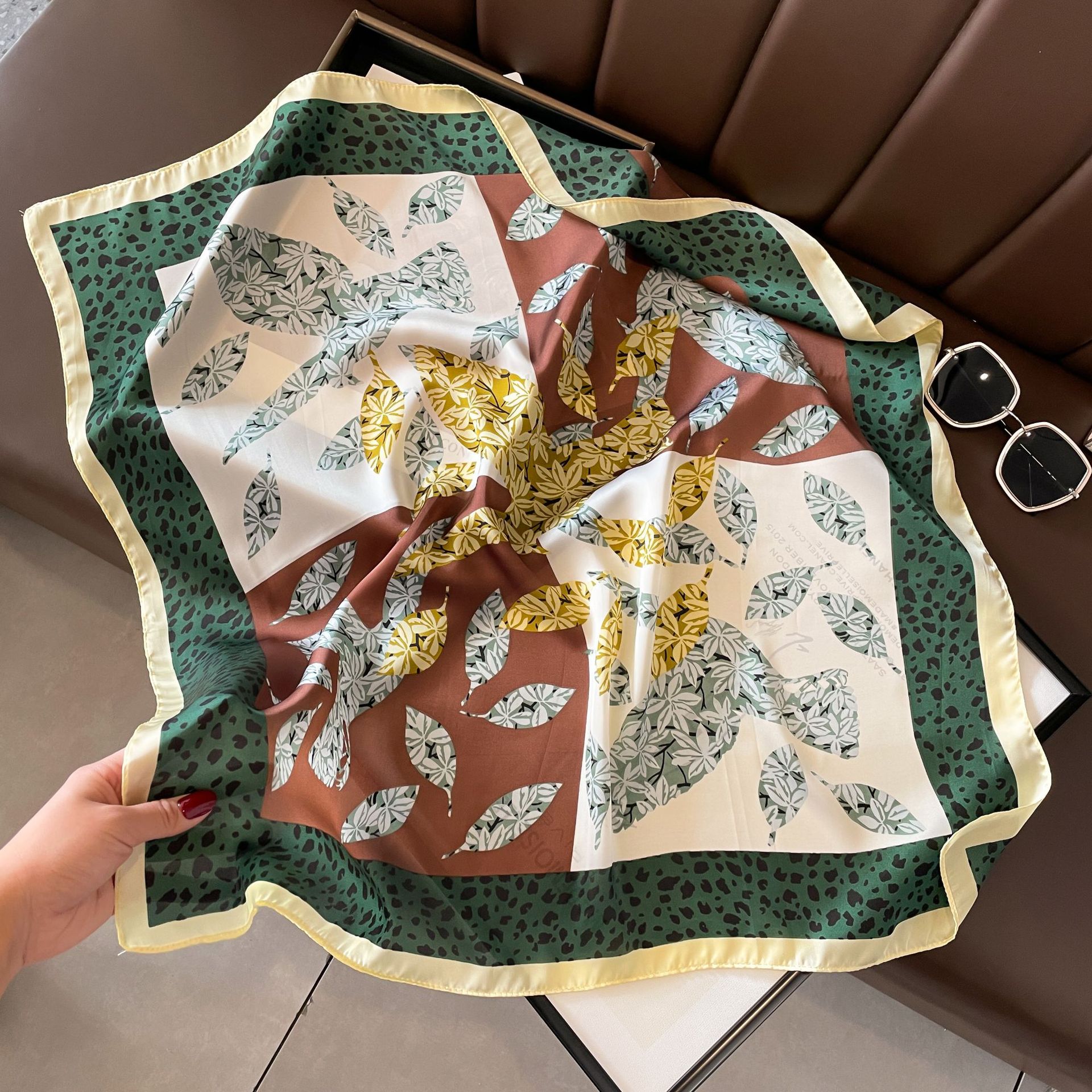 Ny liten fyrkantig halsduk 70 cm koreansk fyrkantig satinhalsduk med växtblomma, sidenhalsduk för kvinnor, dekorativ liten sjalhalsduk_voghion.com
