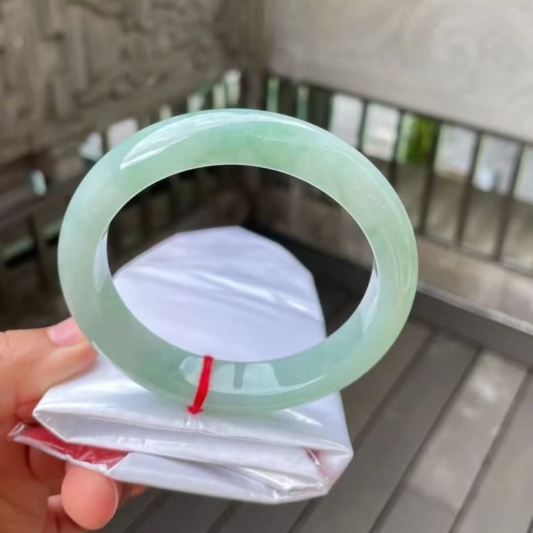 Vòng tay ngọc bích nữ màu xanh nhạt nước trong – đường kính 52–64 mm chi tiết 4