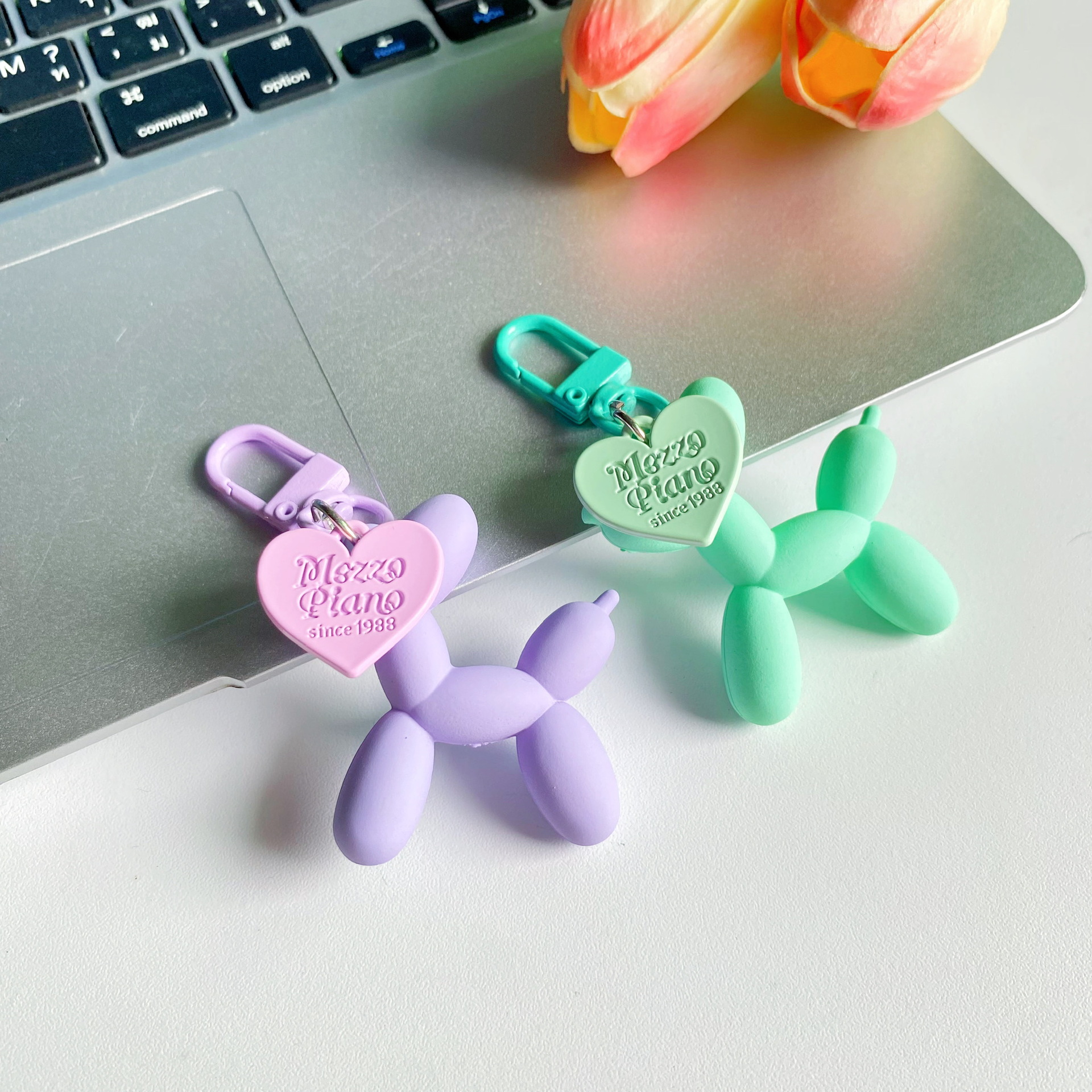 色の愛の風船の犬のキーホルダーの漫画のキーホルダーのカップルの学生は食事をして個性の贈り物のかばんを遊んで飾ります。