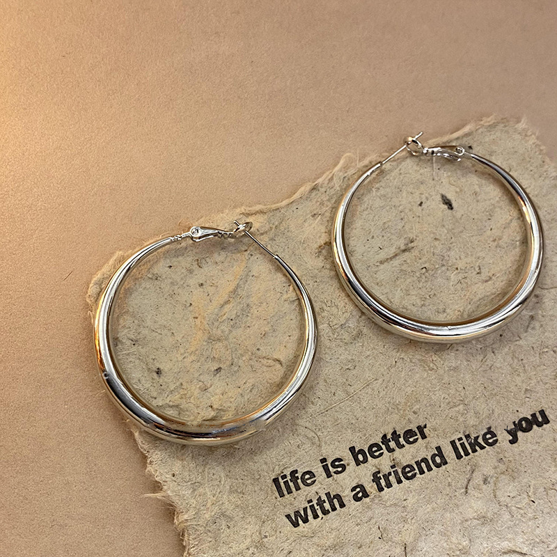 Pendientes geométricos de anillo simple de nuevo estilo transfronterizo de aguja de plata, sentido de diseño, pendientes de lujo simples y ligeros, pendientes de sentido de alta gama de moda al por mayor