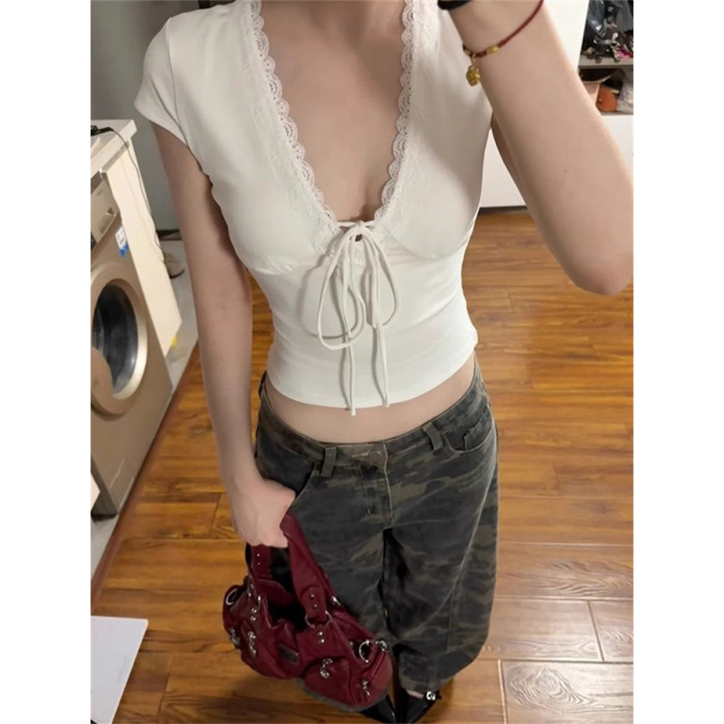 White Lace Stitching V-Neck Unique and Beautiful Short-Sleeved T-Shirt for Women in Summer, Light and Mature Style Sexy Tight Top White Lace Stitching V-Neck Unique and Beautiful Short-Sleeved T-Shirt for Women in Summer, Light and Mature Style Sexy Tight Top