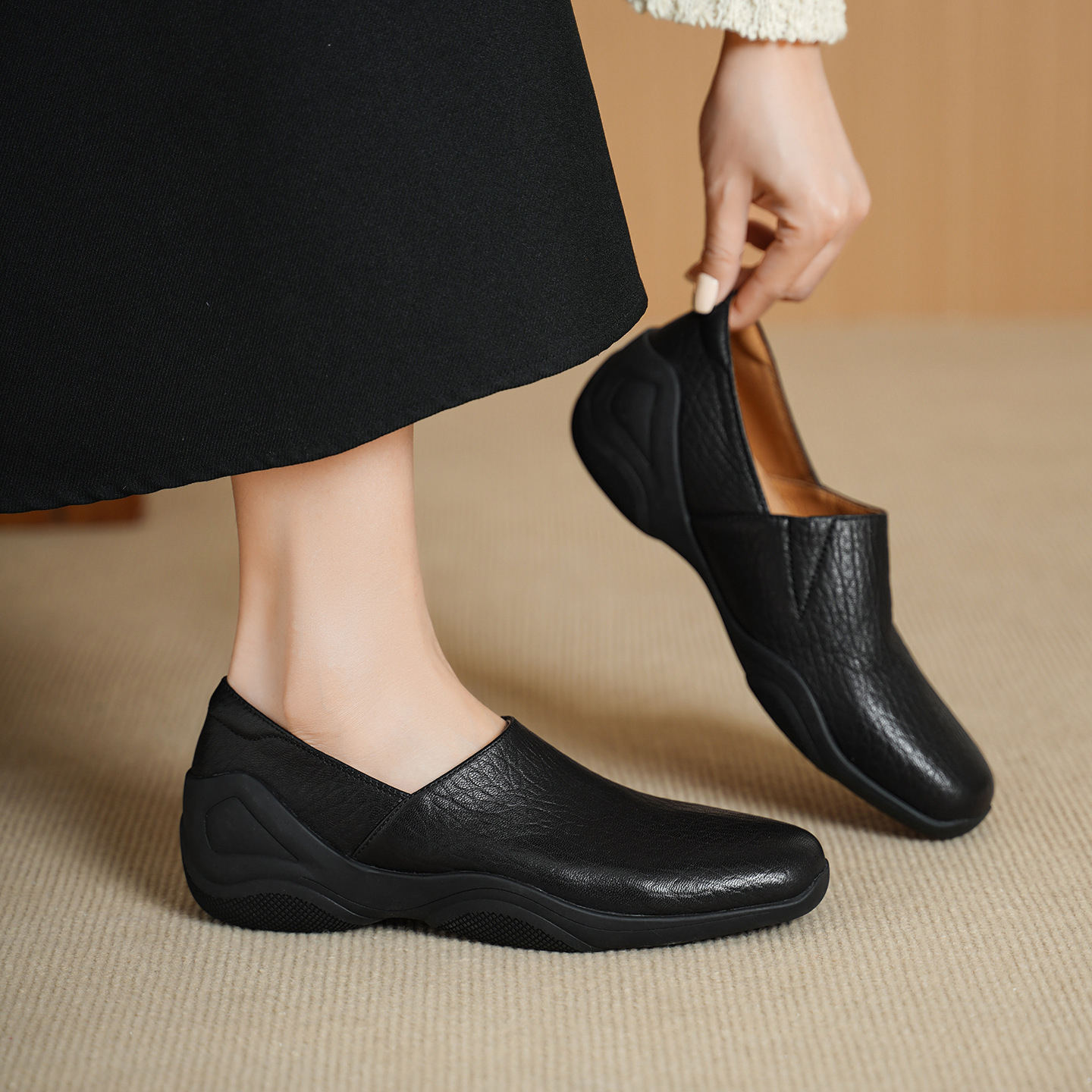 Giày loafer nữ da dê mũi tròn, gót trung 3 cm, hoa nổi, phong cách cổ điển — đen