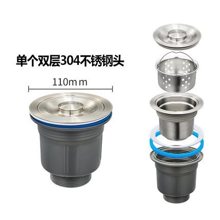 台所の野菜たらいのステンレスの水槽の下水器の下で水のヘッドの下で水の蓋のかごの管の三通の部品を洗います。|undefined