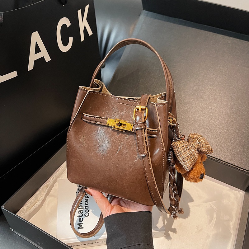 Otoño y invierno bolso de cubo de mano mujer 2025 nuevo estilo de alta calidad retro bolso de hombro universal de transporte público bolso de mujer