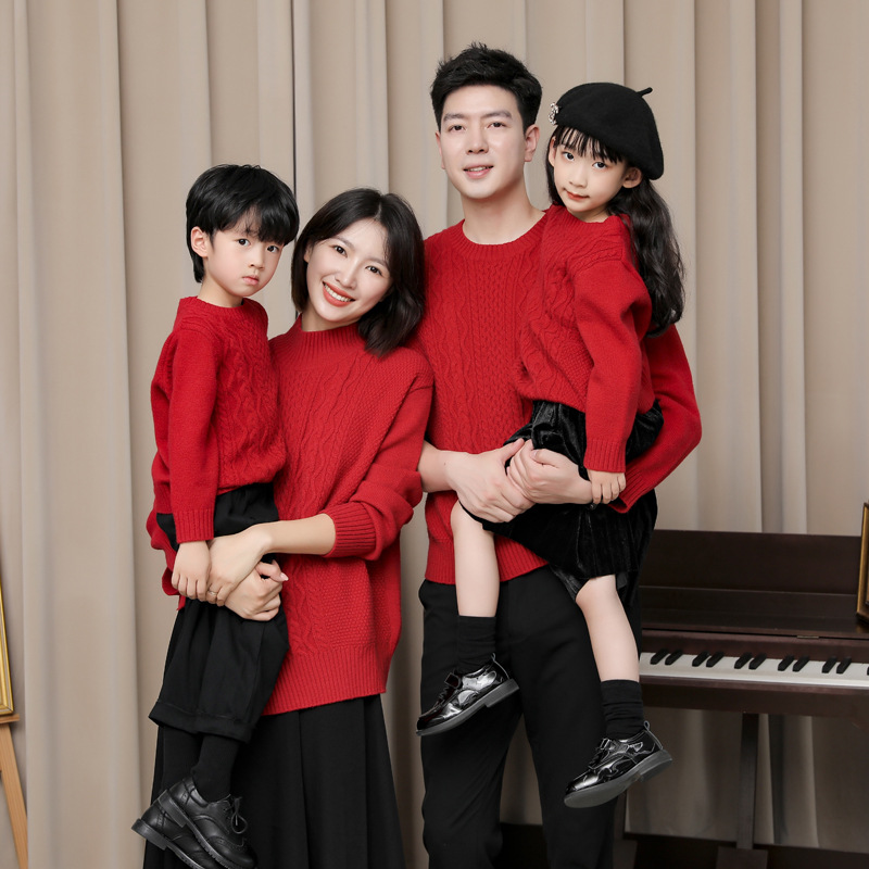 Una familia de tres y cuatro padre-hijo ropa completa decoración del hogar madre-hijo padre-hijo ropa rojo alpaca terciopelo suéter de alta gama