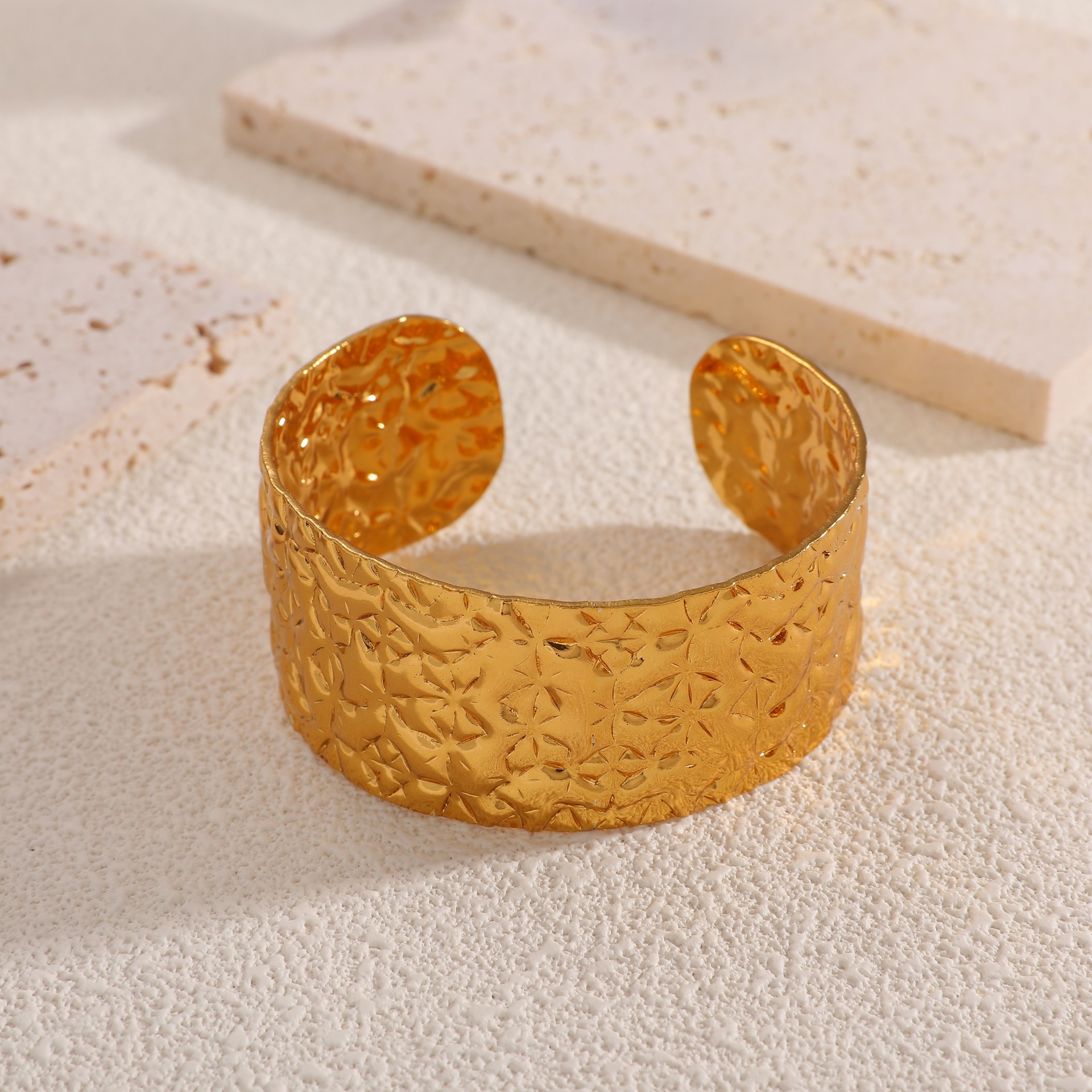 Europa y los Estados Unidos oro galvanizado imitación de frita abertura pulsera temperamento pulsera de moda transfronteriza lujo ligero alta sensación de joyas al por mayor