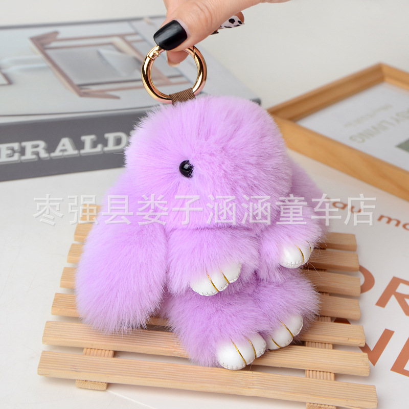 萌えウサギは死んだウサギのストラップを装っています。