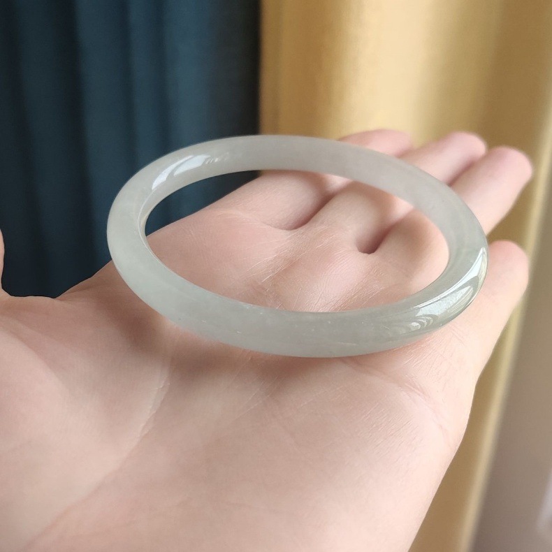 Vòng tay ngọc bích Miến Điện tự nhiên dạng trụ tròn mảnh, hoa nổi xanh nhạt, có giấy chứng nhận chi tiết 5