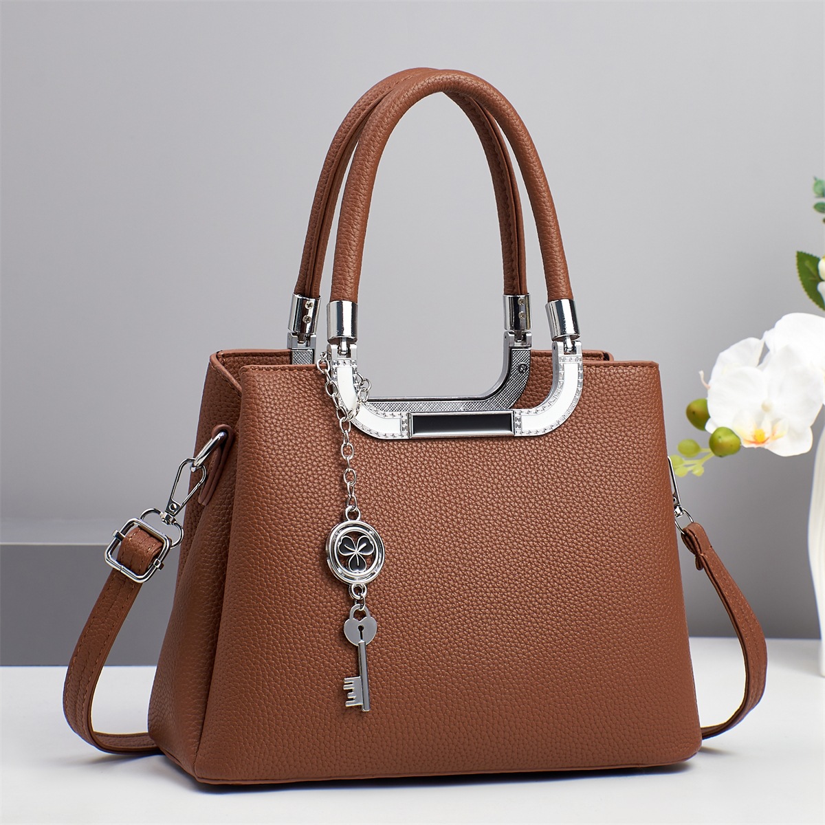 Bolso bandolera de todo fósforo nuevo patrón de lichi de gran capacidad sensación de alta calidad 2025 marca bolso atmosférico mujer de mediana edad