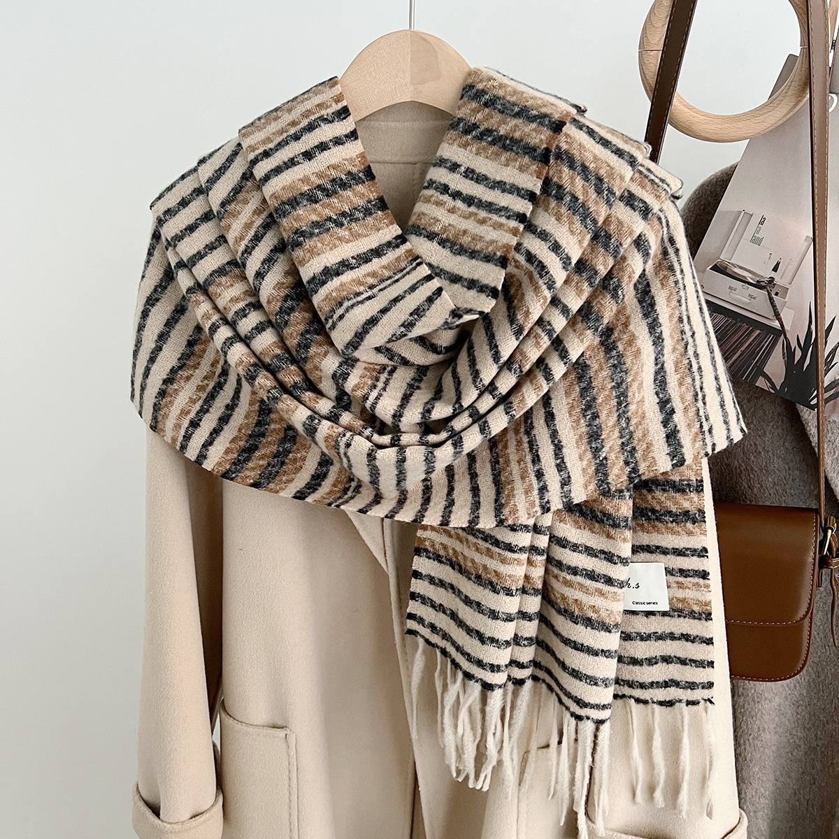 Demi-season retro long soft scarf made of faux fur