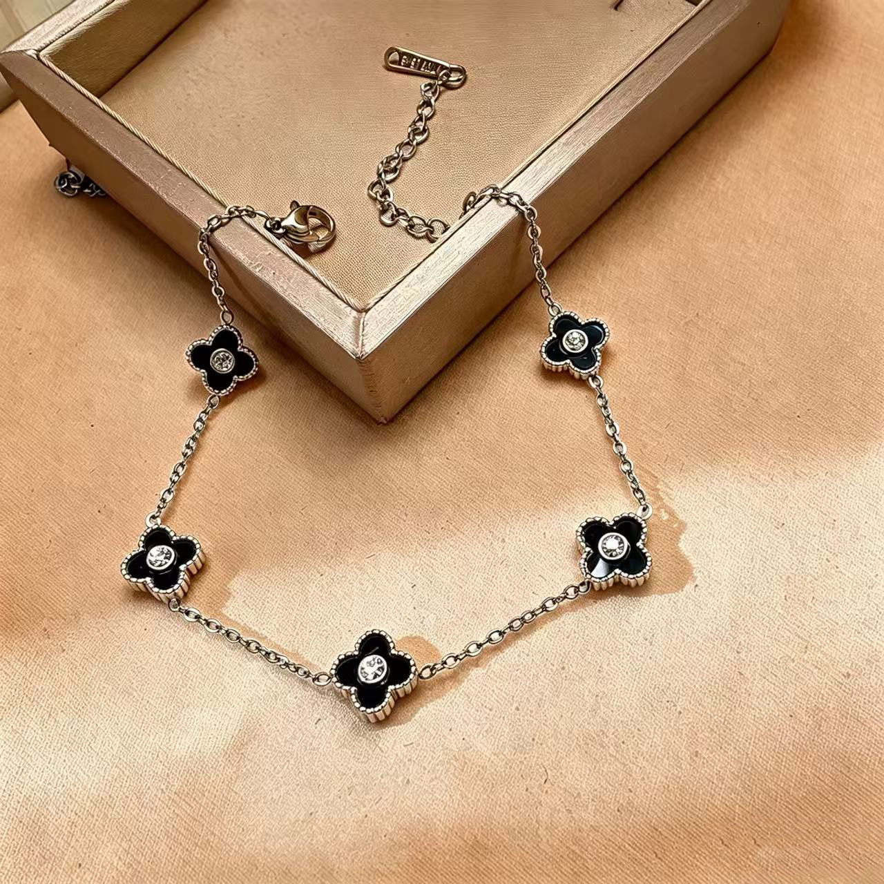 Fuente transfronteriza Xinxun grasa de titanio pulsera de acero versátil temperamento alto sentido nicho lujo ligero no desvanecer joyas de mano