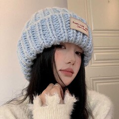 大きいサイズの布の青いニットの毛糸の帽子の女性の2024年の秋冬の顕顔の小さい百合の帽子の耳の冷たい帽子