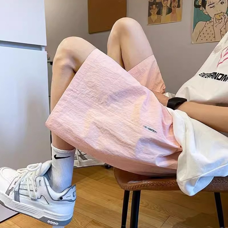 Pantalones cortos deportivos de secado rápido rosa dopamina para hombres 2025 nuevos pantalones de verano de talla grande pantalones sueltos casuales de cinco puntos