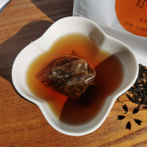 Tea bags in triangular packaging, various combinations of loose-leaf tea, fruit tea, health tea bags from manufacturers for retail.