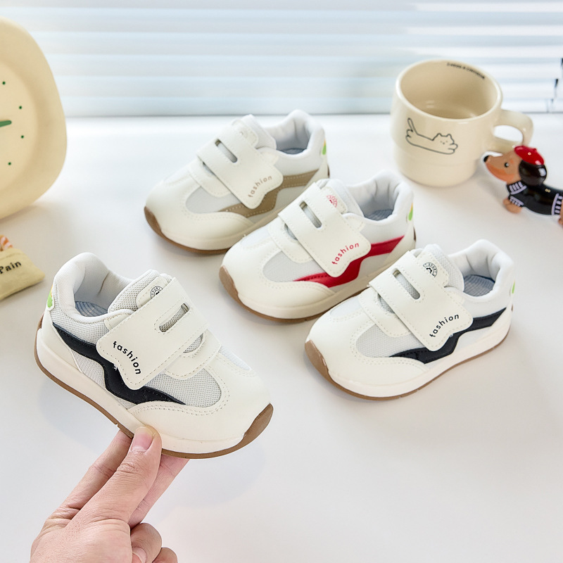 2026 primavera y otoño zapatos para niños respirables zapatos deportivos para niños pequeños y medianos convenientes velcro zapatos de correr bebé en stock