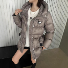 南油PD潮牌25ss秋冬新款连帽羽绒服经典倒三角标点缀搭配松紧腰带