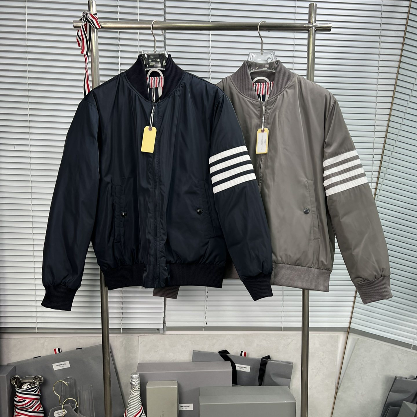 TB 공장 직영 고품질 신상 가을 겨울 네 줄 스트라이프 긴팔 스탠드 칼라 지퍼 남성용 다운 재킷