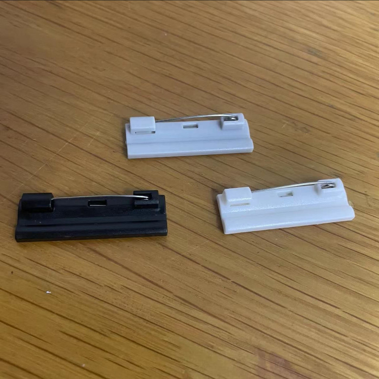 源头工厂胸牌别针安全别针工号牌背胶别针塑料别针带胶款现货批发