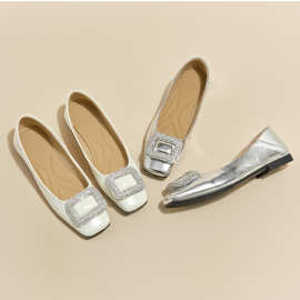 羊皮单鞋女2026春季新款水钻方扣气质通勤银色平底鞋浅口小皮鞋女