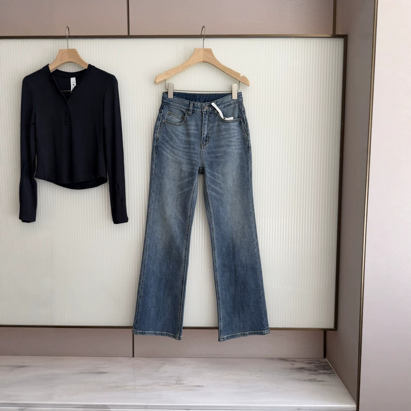 Export order, same style as worn by many celebrities: Yang Shulin high-waisted, mid-length, light blue, slightly flared jeans, a slimming and casual fit Export order, same style as worn by many celebrities: Yang Shulin high-waisted, mid-length, light blue, slightly flared jeans, a slimming and casual fit