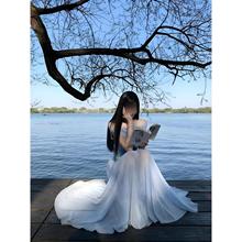 初夏季穿搭海边度假蓝色碎花吊带连衣裙子女新款休闲法式气质长裙