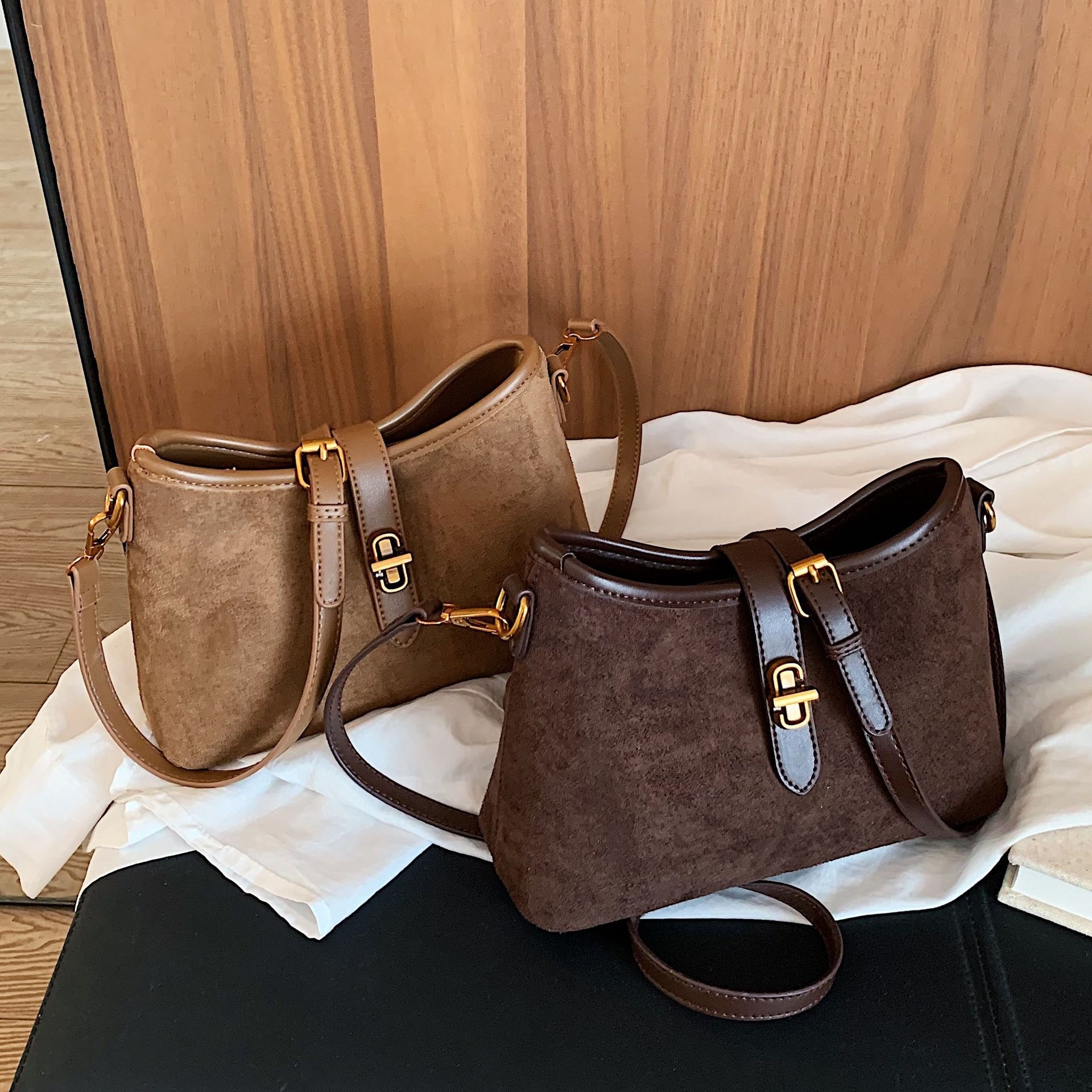 Vintage suede underarm bag for women, 2026 new autumn model, high-end niche light luxury shoulder and crossbody bucket bag