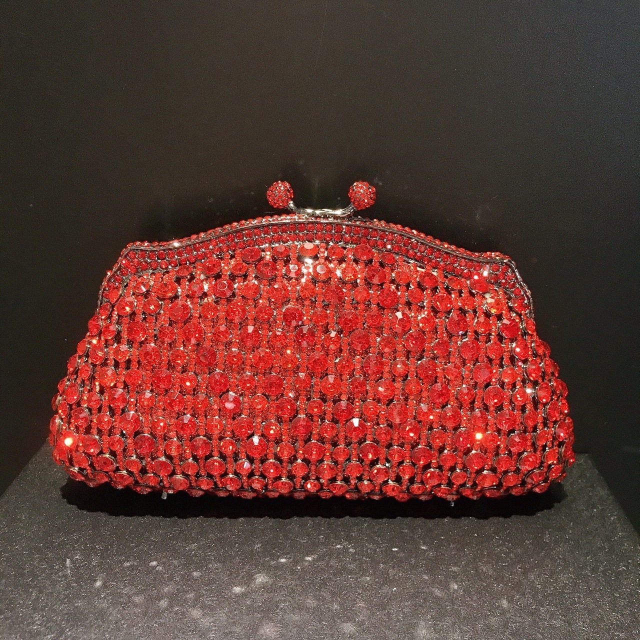 Nuevo metal hueco transfronterizo con diamantes hechos a mano bolsas de cena de banquete europeas y estadounidenses con diamantes de mano Nueva bolsa de embrague