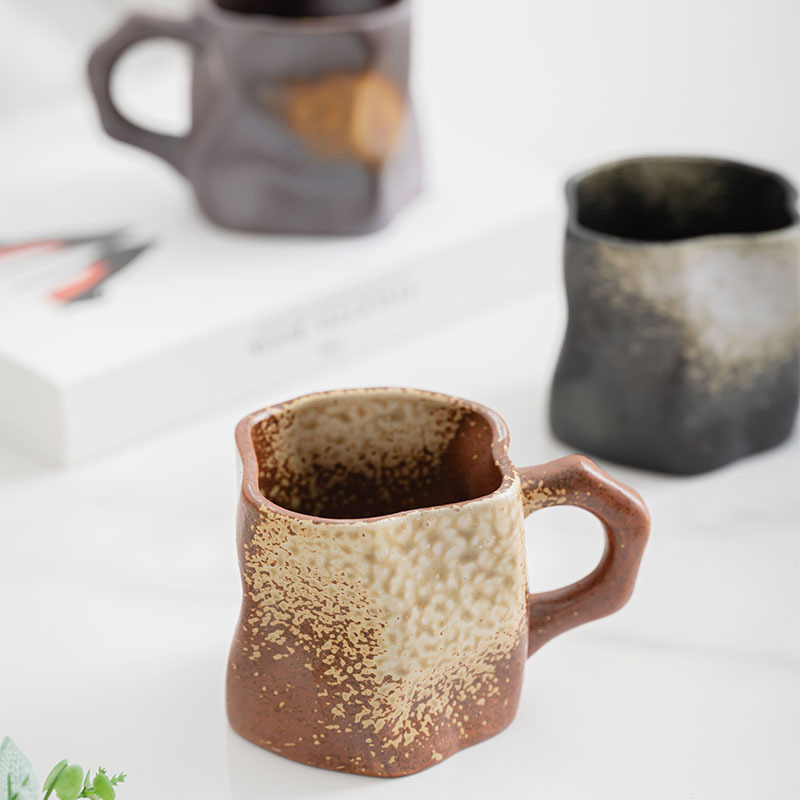 Taza de café japonesa Taza de estilo europeo Taza de desayuno retro para el hogar Taza de agua de pareja de cerámica con personalidad exquisita y hermosa