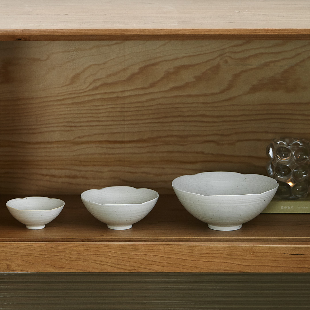 Tacos de arroz de cerámica con pétalos japoneses de montaña y río. Nuevos platos chinos Kwai Kou. Tacos simples y elegantes.