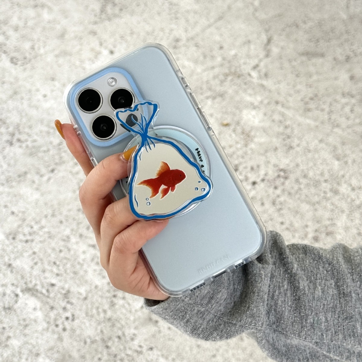 Soporte magnético de espejo de pez dorado degradado simple para Apple 16ProMax funda para teléfono móvil 15Pro pareja 14/13