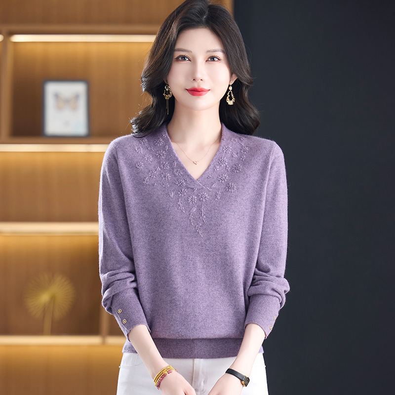 Autumn and winter V-neck sweater, elegant and sophisticated, designed for middle-aged women, a fashionable wool sweater perfect as an inner layer or base layer Autumn and winter V-neck sweater, elegant and sophisticated, designed for middle-aged women, a fashionable wool sweater perfect as an inner layer or base layer