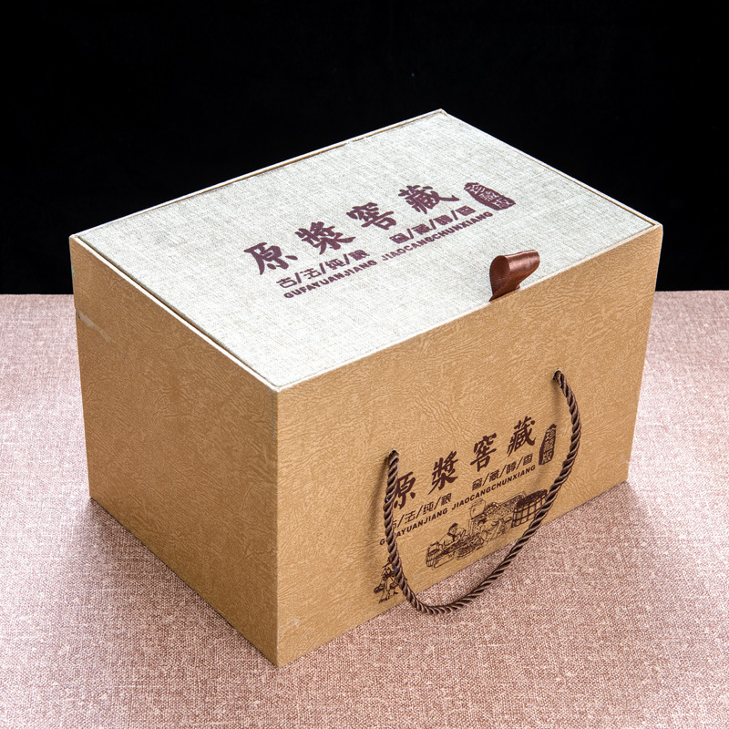 2つの酒つぼに分けて、古い酒の瓶の空の瓶の半斤の家庭用の酒の壺の陶磁器の酒をまねます。|undefined