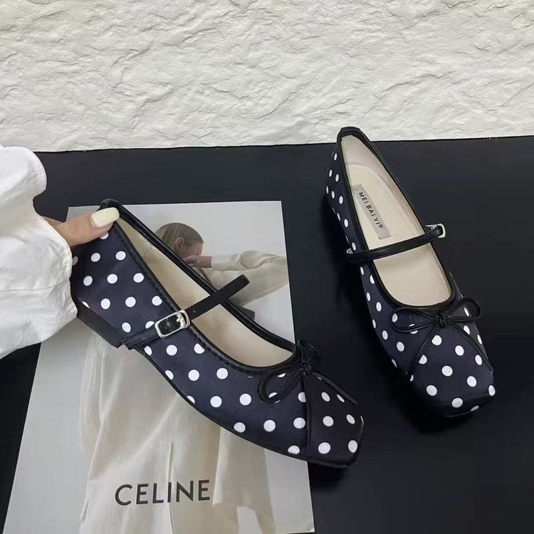 2026 nuevo verano arco de cabeza cuadrada de color de punto nicho ligero de hebilla de una palabra zapatos de moda de mujer