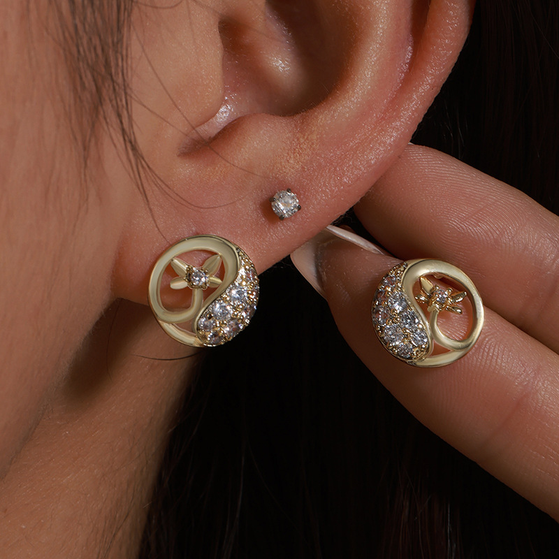 Pendientes de Estilo Japonés y Coreano de Xuping, Pendientes de Botón Redondos con Circonita, Estilo Único para Mujer, Sensación de Lujo Ligero y Alta Gama.