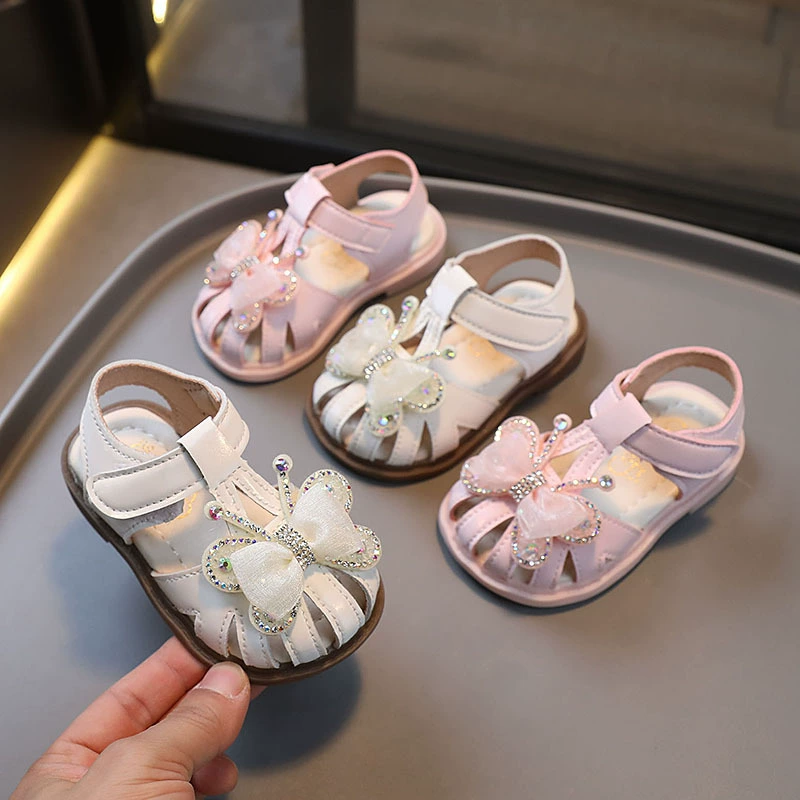 Новые модные сандалии для девочек 2024 года, стильные туфельки для принцесс, летние сандалии с закрытым носком на мягкой подошве для малышек