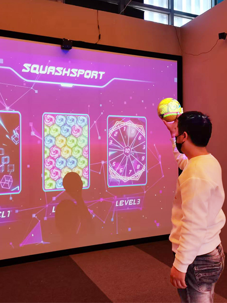 Sala de experiencias de simulación interior interactiva con proyección de pantalla, instalaciones de entretenimiento a gran escala, deportes digitales comerciales, competencia de rompecabezas inteligente