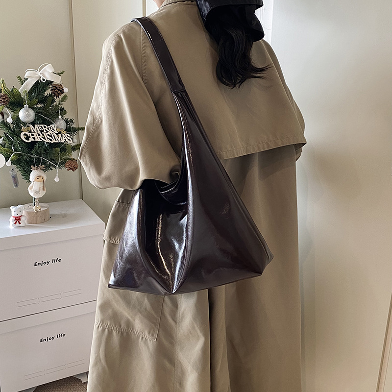 Este año, la moda coreana retro texturas de transporte móvil bolso de hombro para mujeres, 2024 invierno nuevo brazalete