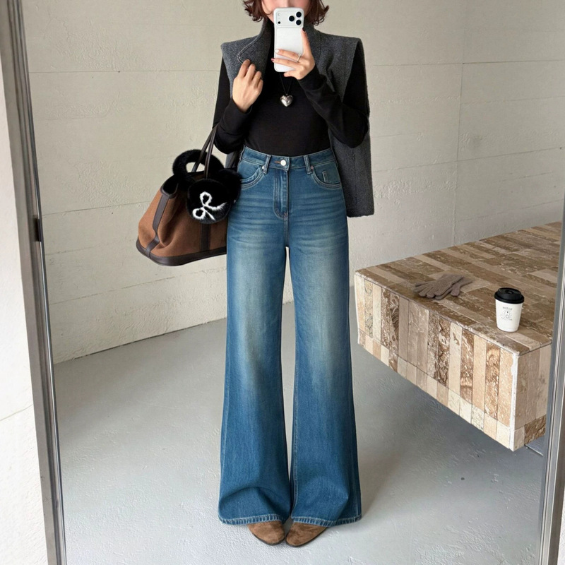 The simple design is great! New autumn arrivals: non-tight-fitting flared pants, blue denim straight-leg micro-flared pants 5004 The simple design is great! New autumn arrivals: non-tight-fitting flared pants, blue denim straight-leg micro-flared pants 5004