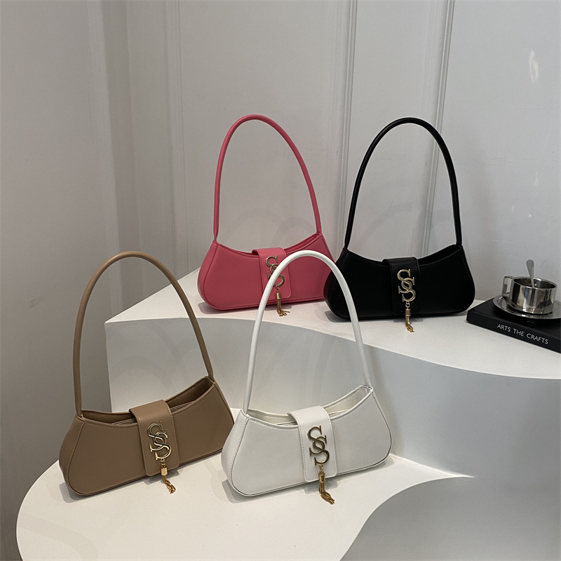 Bolsas populares de este año para mujeres 2024, nueva moda de moda, bolsas de hombro de textura extranjera, bolsas de brazo de viaje.